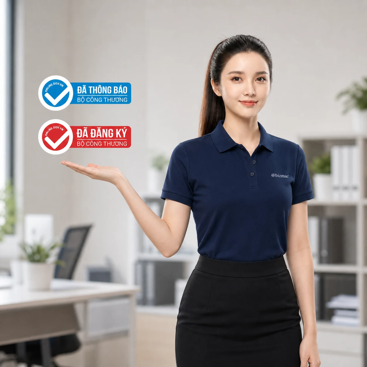 Chuyên viên BizMaC đứng giữa hai logo Bộ Công Thương: logo xanh Đã thông báo bên trái, logo đỏ Đã đăng ký bên phải