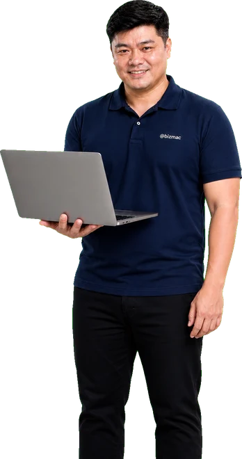 Kỹ sư hệ thống BizMaC cầm laptop, cười thân thiện bên hạ tầng Linux Hosting