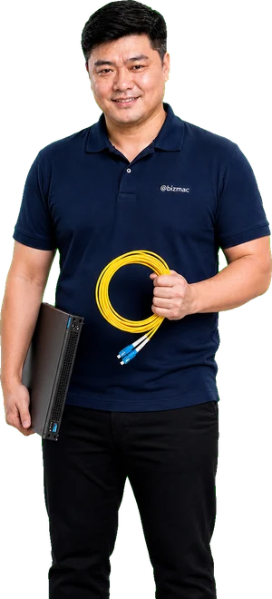 Kỹ sư hệ thống BizMaC kẹp máy chủ 1U bên hông, tay kia cầm cáp quang fiber