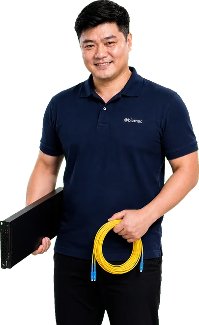 Kỹ sư hệ thống BizMaC kẹp máy chủ 1U mang vào trung tâm dữ liệu, tay kia cầm cáp quang