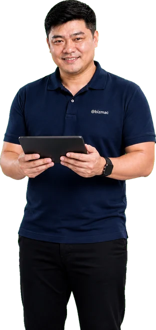 Kỹ sư hệ thống BizMaC cầm tablet theo dõi máy chủ Windows Hosting