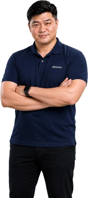 Kỹ sư hệ thống BizMaC khoanh tay đứng trước sơ đồ workflow n8n
