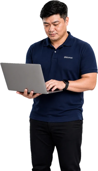 Kỹ sư hệ thống BizMaC cầm laptop kiểm tra cấu hình tổng đài VoIP trước sơ đồ hạ tầng