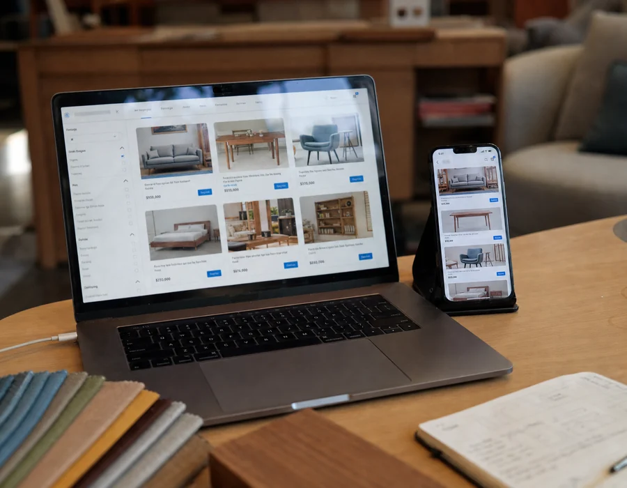 Website bán hàng nội thất với danh mục sản phẩm, bộ lọc và giỏ hàng đồng bộ trên laptop và điện thoại