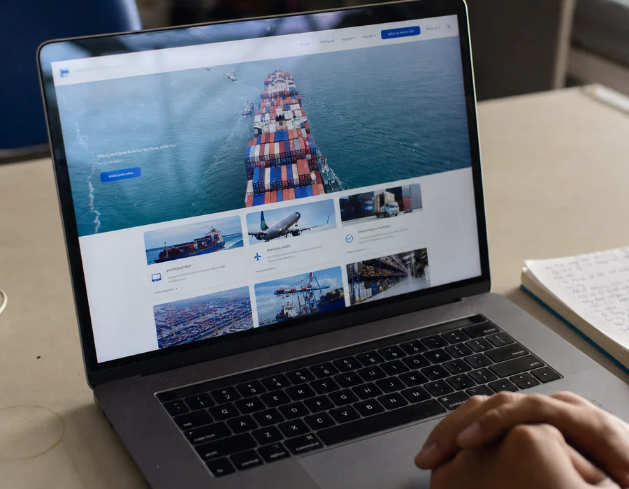 Website doanh nghiệp logistics hiển thị đầy đủ năng lực vận tải, kho vận và số liệu uy tín trên laptop
