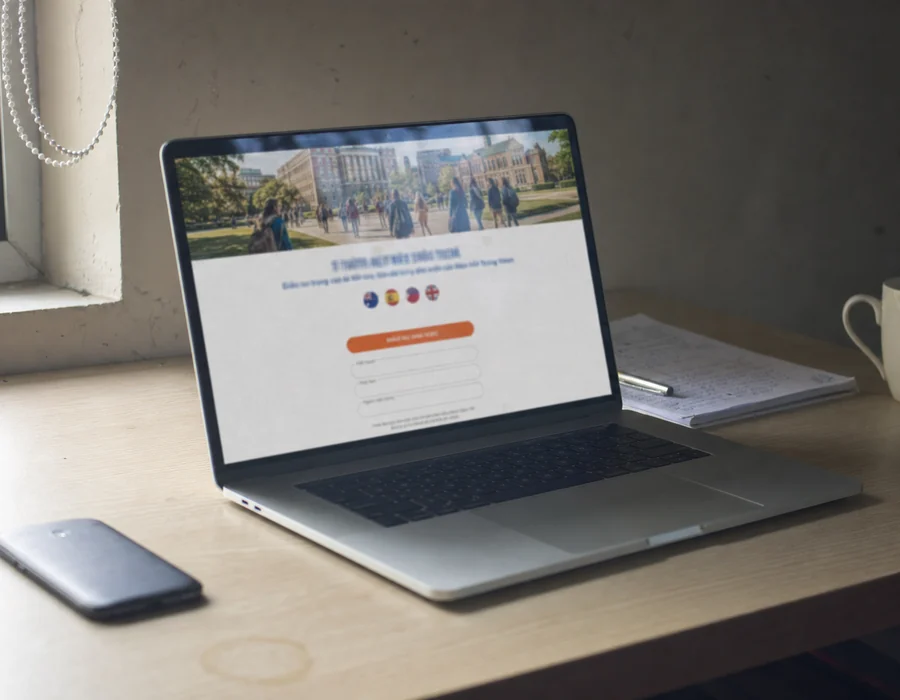 Landing Page tư vấn du học tập trung vào một ưu đãi và biểu mẫu đăng ký trên laptop