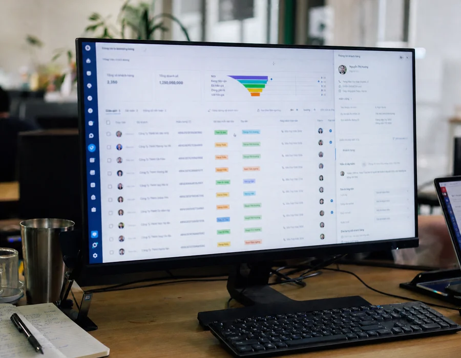 Web App CRM hiển thị pipeline bán hàng, danh sách khách hàng và hồ sơ chi tiết trên màn hình làm việc