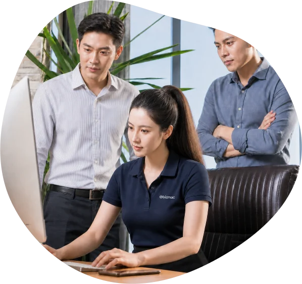 Đội BizMaC cùng xem giao diện website trên màn hình trong buổi trao đổi quy trình thiết kế