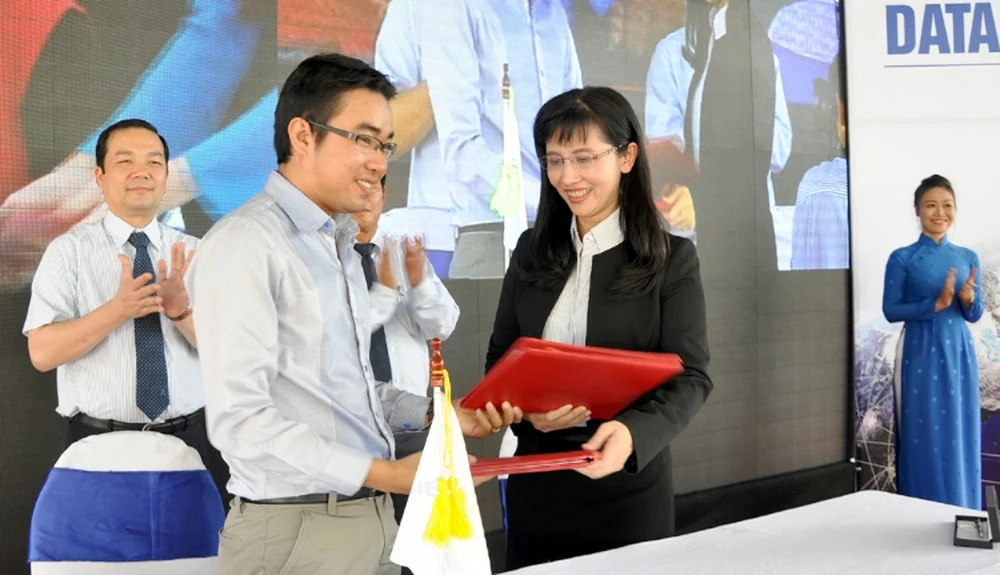 Nghi thức ký kết tại lễ khai trương hai Trung tâm dữ liệu VNPT